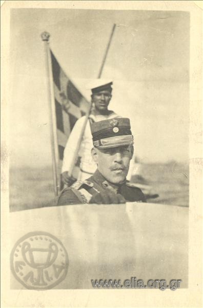 031. Ο Βασιλέας Κωνσταντίνος σε λέμβο του θωρηκτού Λήμνος κατευθύνεται στην προκυμαία της Σμύρνης